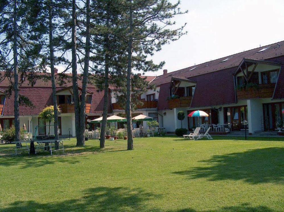 Hotel Kentaur Siofok Bagian luar foto